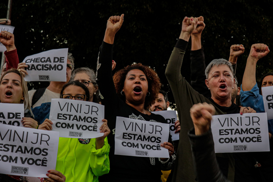 Demonstranten von antirassistischen Bewegungen versammelten sich vor dem spanischen Generalkonsulat.