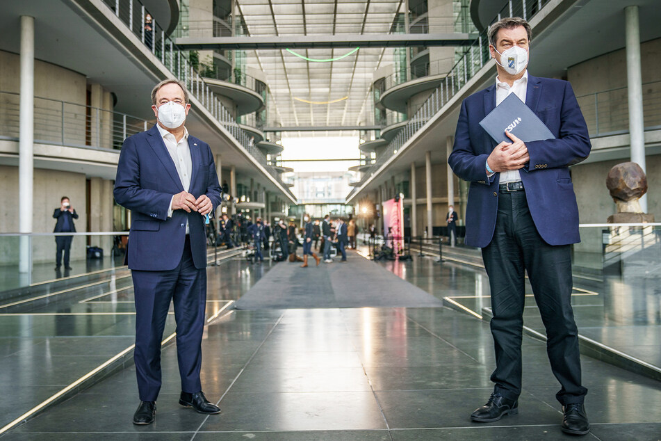 Markus Söder (54, CSU, r.), Ministerpräsident von Bayern und CSU-Vorsitzender, neben Armin Laschet (60), CDU-Bundesvorsitzender und Ministerpräsident von Nordrhein-Westfalen.