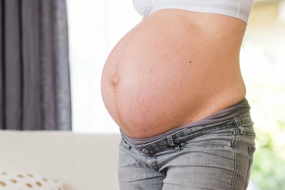 Eine schwangere Frau. Sowohl als Wehen-Mittel als auch zum Schwangerschaftsabbruch wird Cytotec genutzt. (Symbolbild)