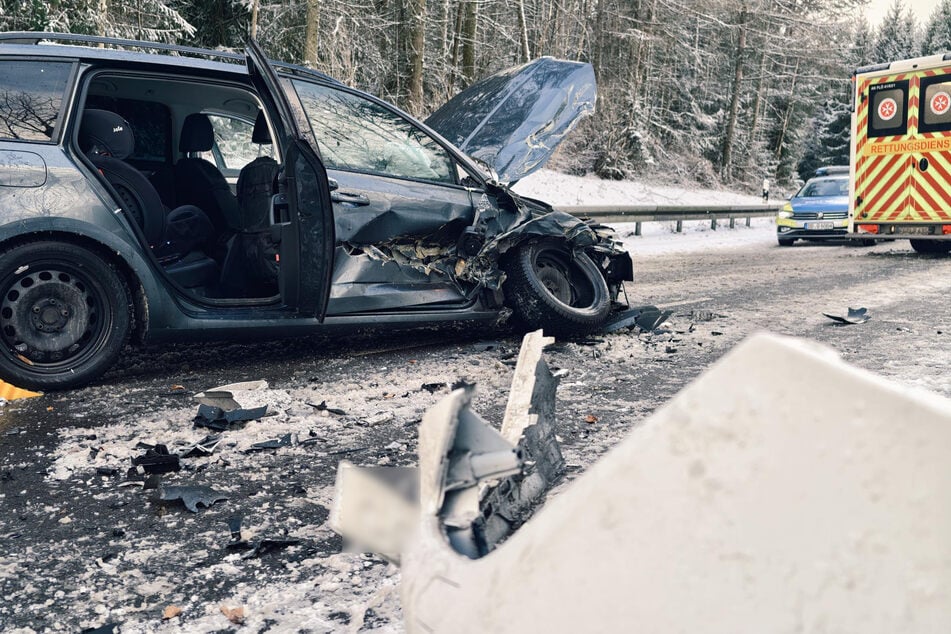 Auf der winterlichen S236 bei Chemnitz knallte es am Dienstagmittag.