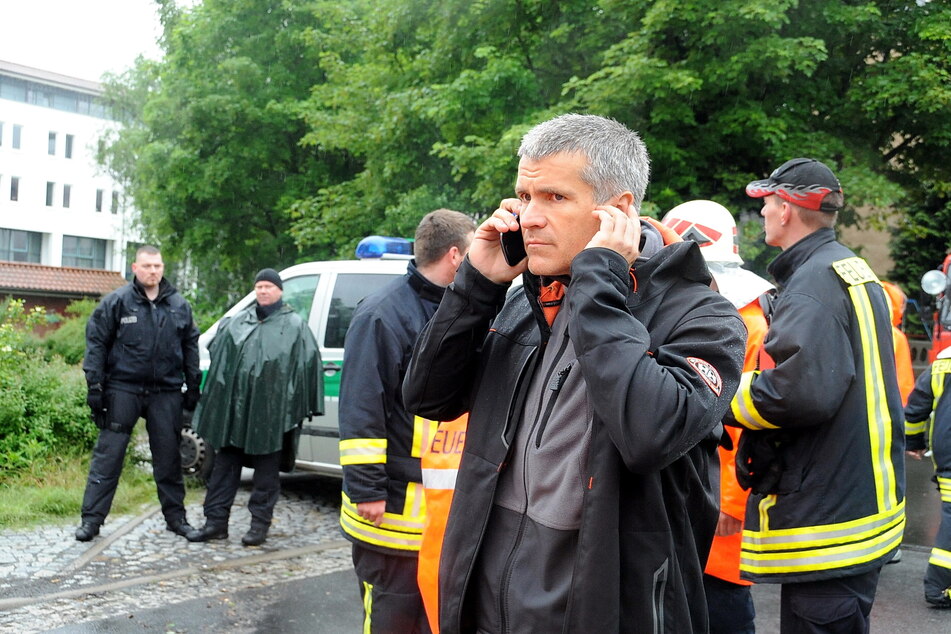 Matthias Berger (56) 2013 im Krisenmodus. Das Hochwasser hinterließ damals Schäden in Millionenhöhe in Grimma.