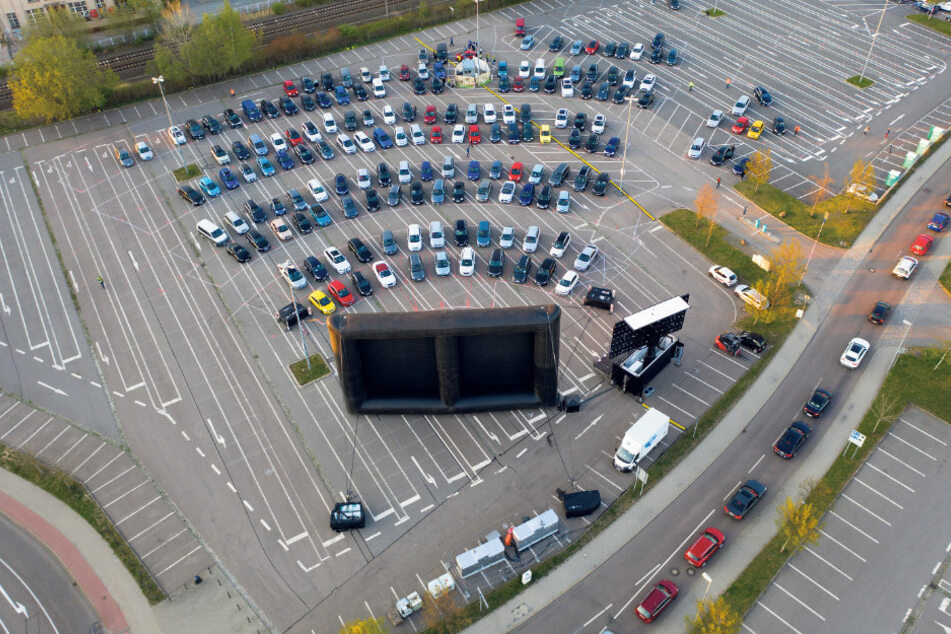 Abend- und Mitternachtsfilme gibt es auf der großen Leinwand zu sehen, Kinderfilme am Nachmittag auf einem etwas kleineren LED-Bildschirm.