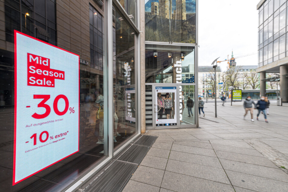 Auch die Shopping-Tempel auf der Prager Straße in Dresden locken mit satten Prozenten.
