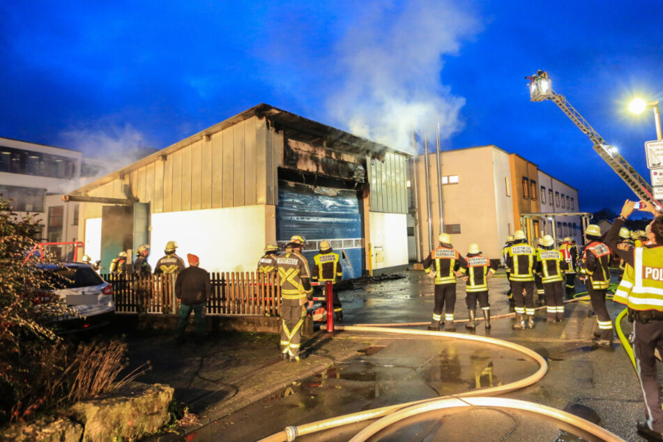Polizei und Feuerwehr sind am Brandort im Einsatz.