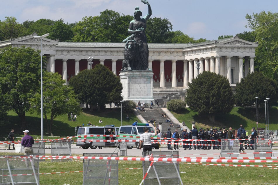 Polizisten bauen vor einer Demonstrationen gegen die Anti-Corona-Maßnahmen der Politik auf der Theresienwiese Sperrgitter auf.