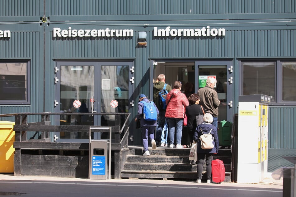 Reisende stehen am Reisezentrum Schlange. Wegen eines Oberleitungsschadens am Ulmer Hauptbahnhof kam es zu zahlreichen Störungen.