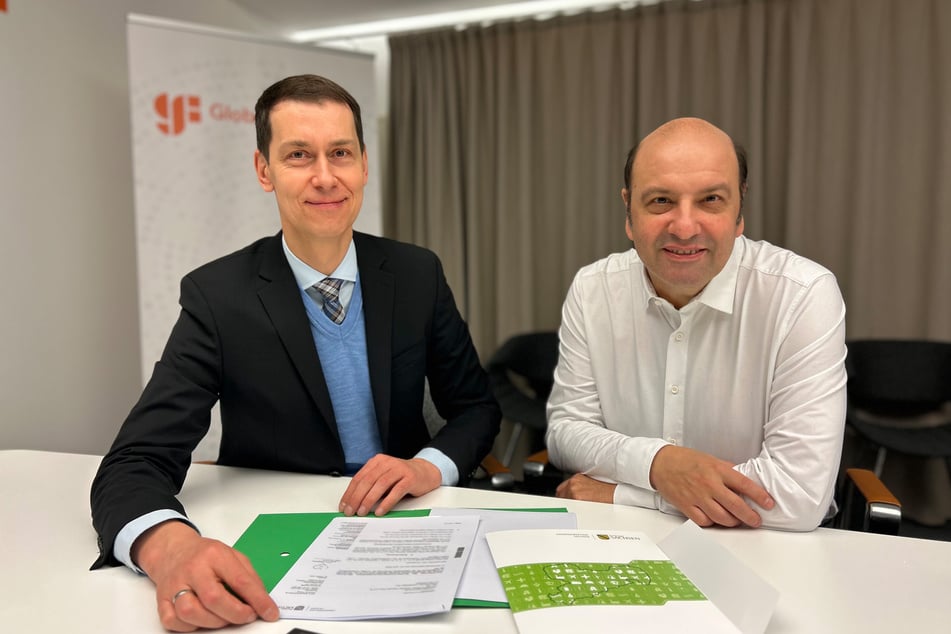 LDS-Präsident Béla Bélafi (51, l.) und GlobalFoundries-Geschäftsführer Manfred Horstmann freuen sich über die schnelle Genehmigung.