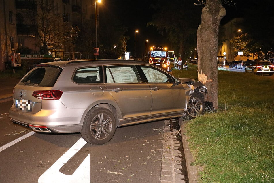 Ein offenbar betrunkener VW-Fahrer (65) knallte mit seinem Auto gegen einen Baum in Dresden-Striesen.