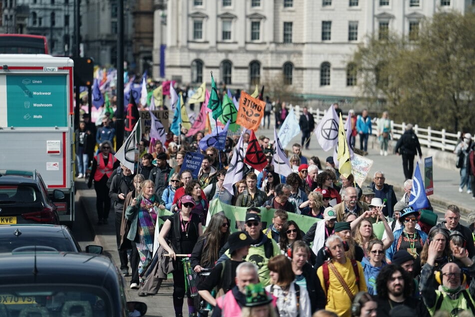 So wie hier am 24. April in Großbritanniens Hauptstadt London kommt es landesweit immer wieder zu Protesten für entschlosseneren Klimaschutz.