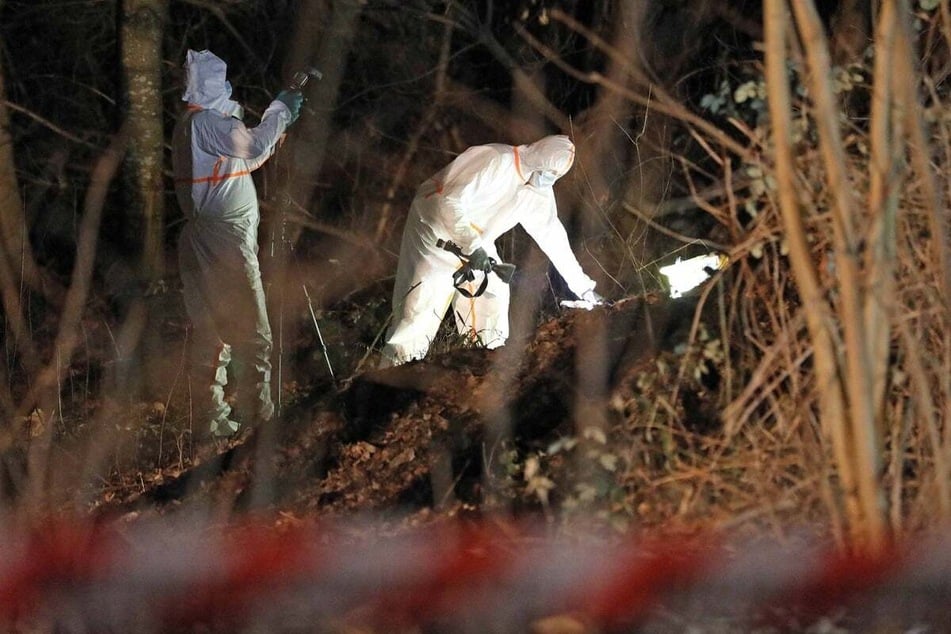 Ermittler brachten die Leiche noch in der Folie verpackt in die Rechtsmedizin.