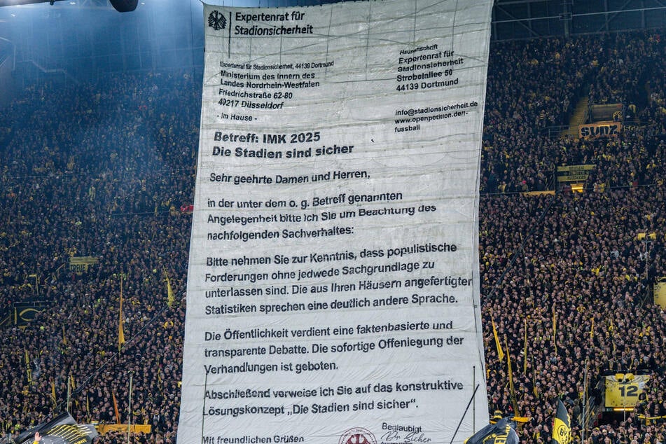 Vor Anpfiff entrollten die BVB-Anhänger einen XXL-Brief - ein Protest gegen die Innenministerkonferenz in wenigen Tagen.