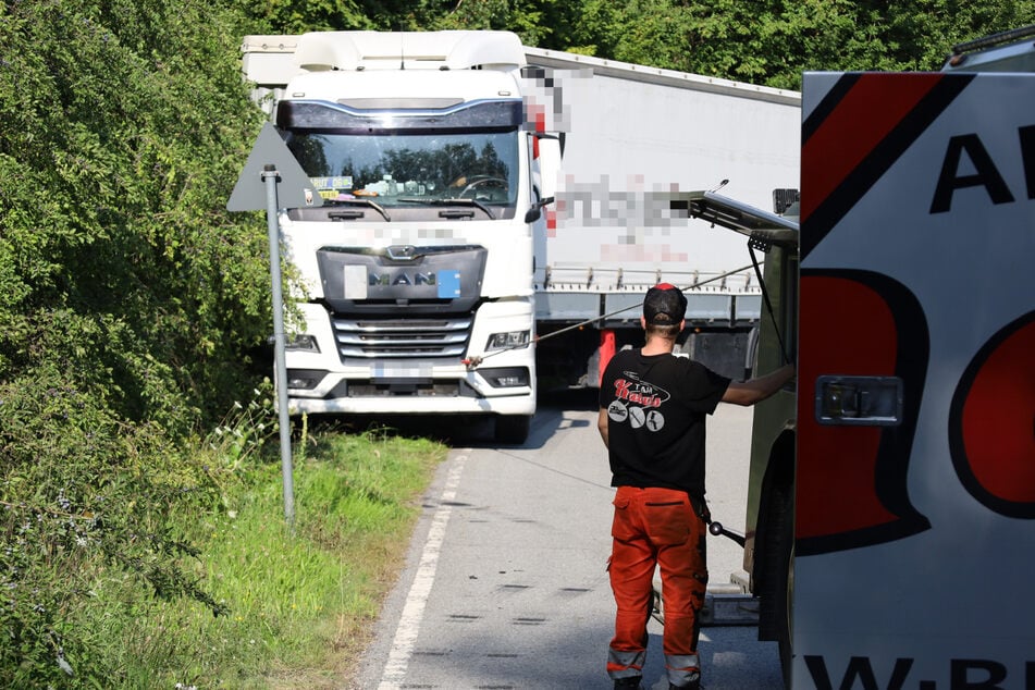 Der Lkw wurde von einem Abschlepper aus dem Graben gezogen.