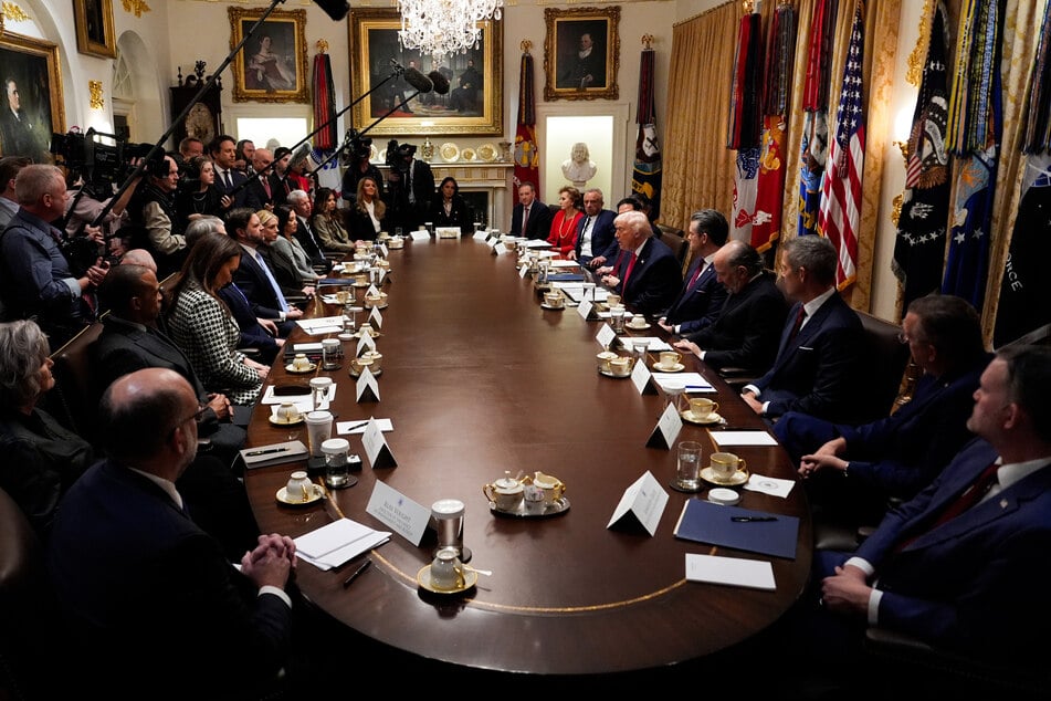 US-Präsident Donald Trump (79, Mitte r) spricht während einer Kabinettssitzung im Weißen Haus.
