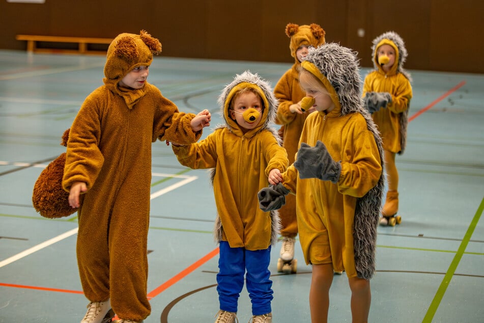 Sooo süß! Auch die Kleinsten machen beim rollenden Märchen mit.