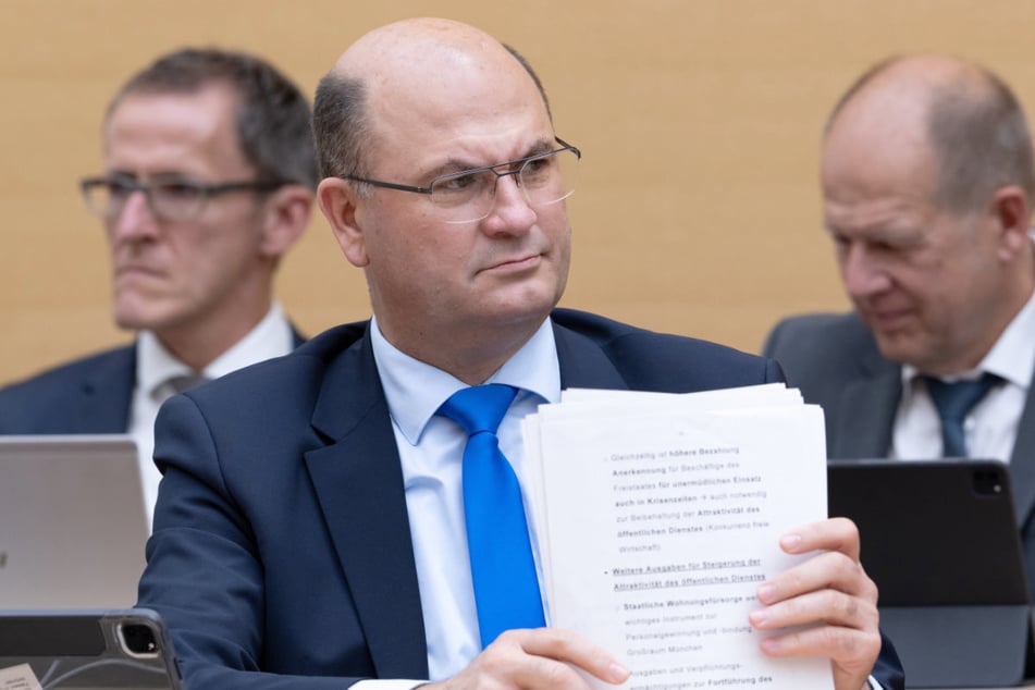 Bayerns Finanzminister Albert Füracker (56, CSU) rechnet inzwischen für 2025 mit rund 900 Millionen Euro weniger Steuereinnahmen, als bislang erwartet.