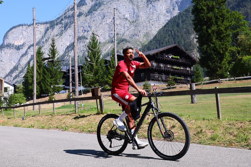 Der Weg vom Mannschaftshotel zum Trainingsplatz ist nicht weit, da wird auch gern mal das Rad genommen.