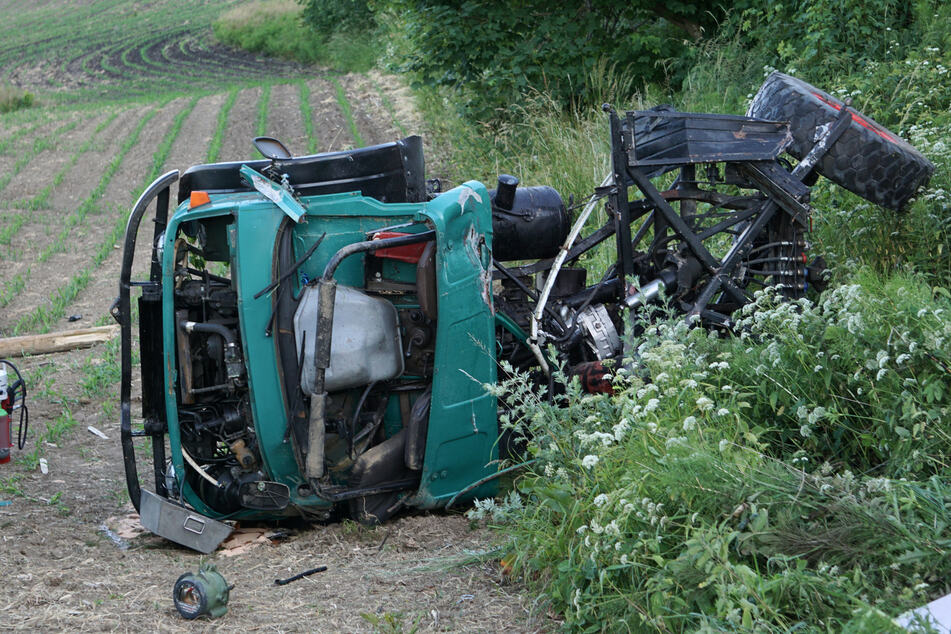 Der Fahrer des Unimog starb bei dem Unfall.