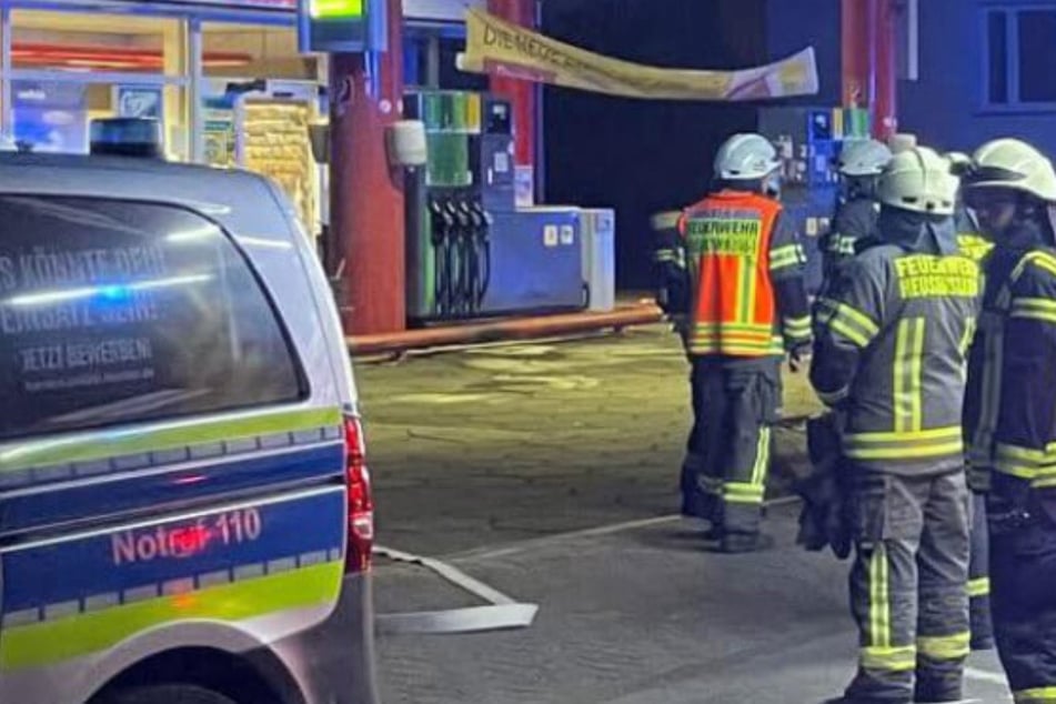 Feuerwehr und Polizei waren an der Tankstelle in der Frankfurter Straße mit einem größeren Aufgebot im Einsatz.