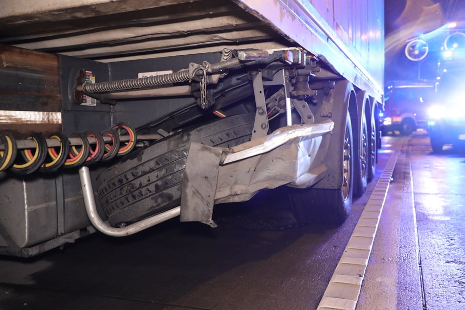 Am Volvo-Lkw entstanden leichte Schäden am Unterfahrschutz.