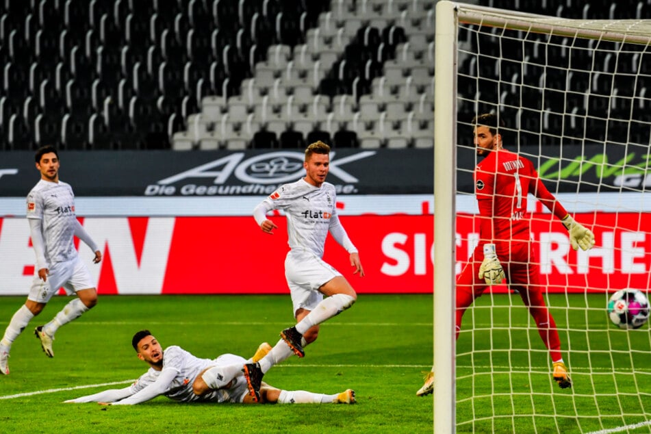 Wo sind denn all die Gegenspieler? Nico Elvedi (2.v.r.) durfte völlig unbedrängt zum 1:0 für Borussia Mönchengladbach einköpfen.