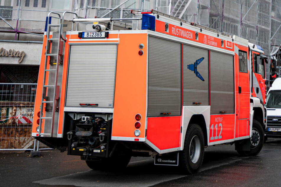 Feuerwehr kämpft gegen Flammen in Brandenburger Lagerhalle