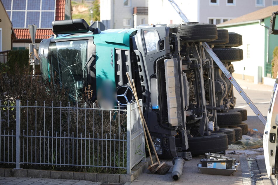 Mitten im Wohngebiet lag der Lkw plötzlich auf der Straße.