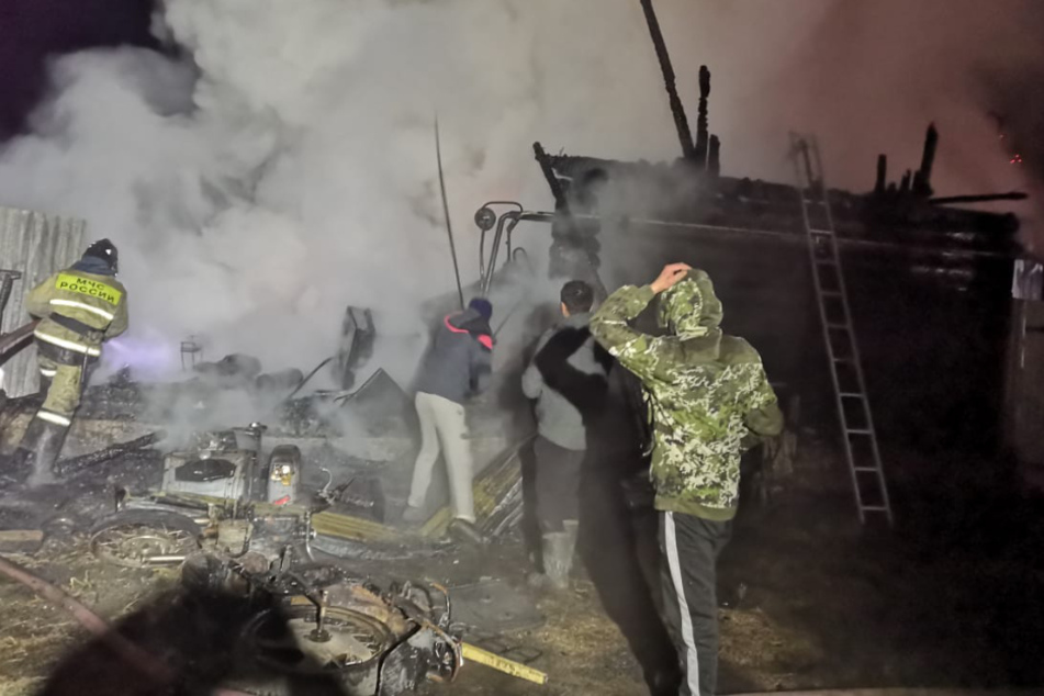 Anwohner und Feuerwehrleute an der Unglücksstelle.