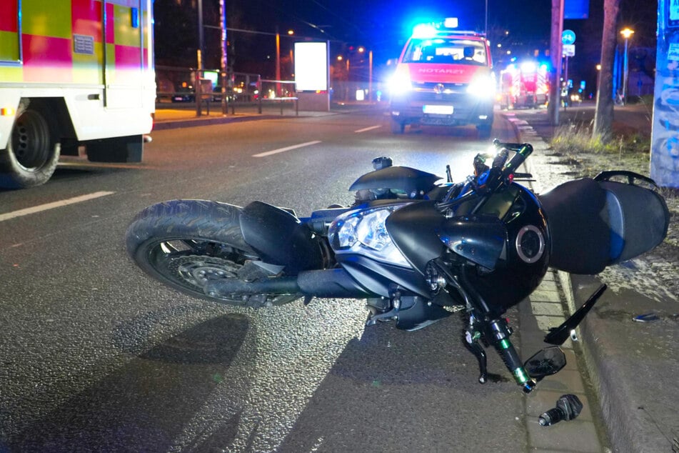 Crash am Johannisplatz: VW erfasst Kawasaki, Biker schwer verletzt