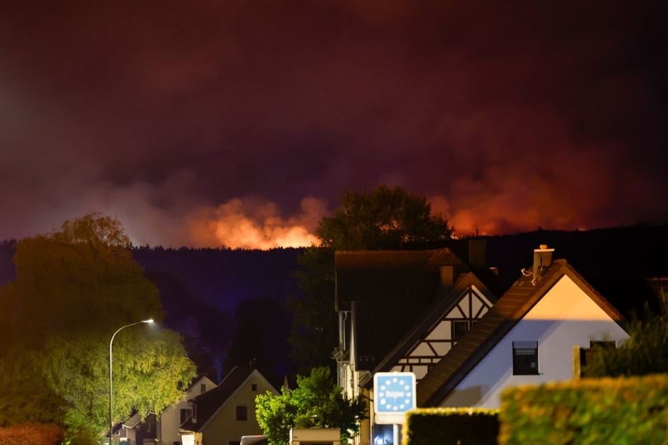 In der Nacht rückte das Feuer im Hohen Venn bis auf 300 Meter an die Häuser im Monschauer Stadtteil Kalterherberg heran.