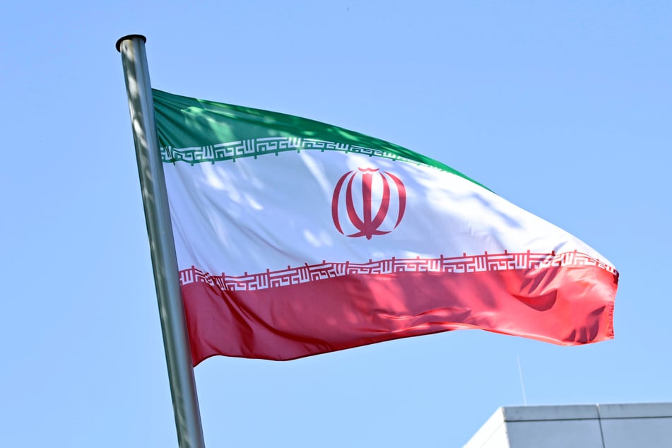 Ganz so friedlich wie hier die iranische Flagge im Wind weht, geht es in der iranischen Republik nicht zu. Wegen Spionageverdachts wurde ein Mann hingerichtet.
