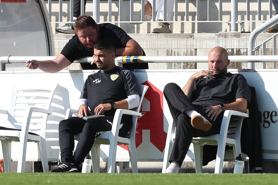Ein Bild der Vergangenheit: Lukas Müller (28, u.l.) assistierte lange Luckenwaldes Erfolgstrainer Michael Braune (40, r.).