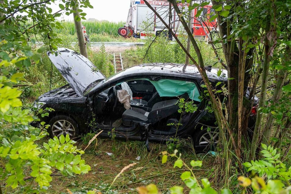 Der Seat-Fahrer kam beim Überholen von der Fahrbahn ab.