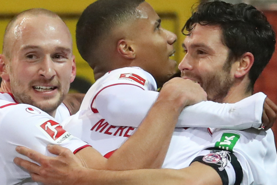 Torschütze Jorge Mere (M, verdeckt) aus Köln feiert seinen Treffer zum 0:1 mit Toni Leistner, Ismail Jakobs (l-r) und Jonas Hector.