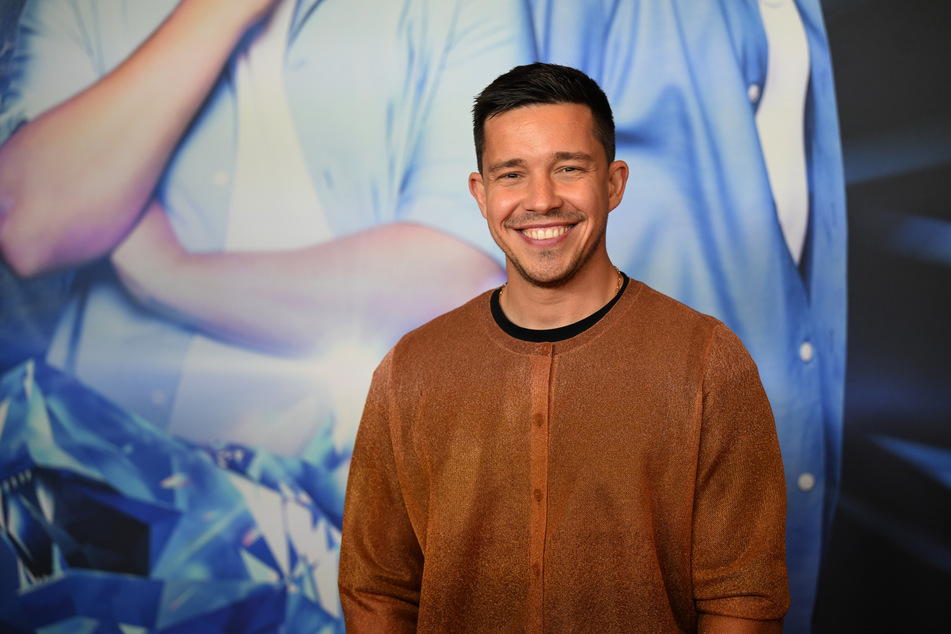 In seiner aktuellen Single "Home Pt. 2" setzt sich Nico Santos (32) mit der Frage auseinander, was Heimat für ihn bedeutet.