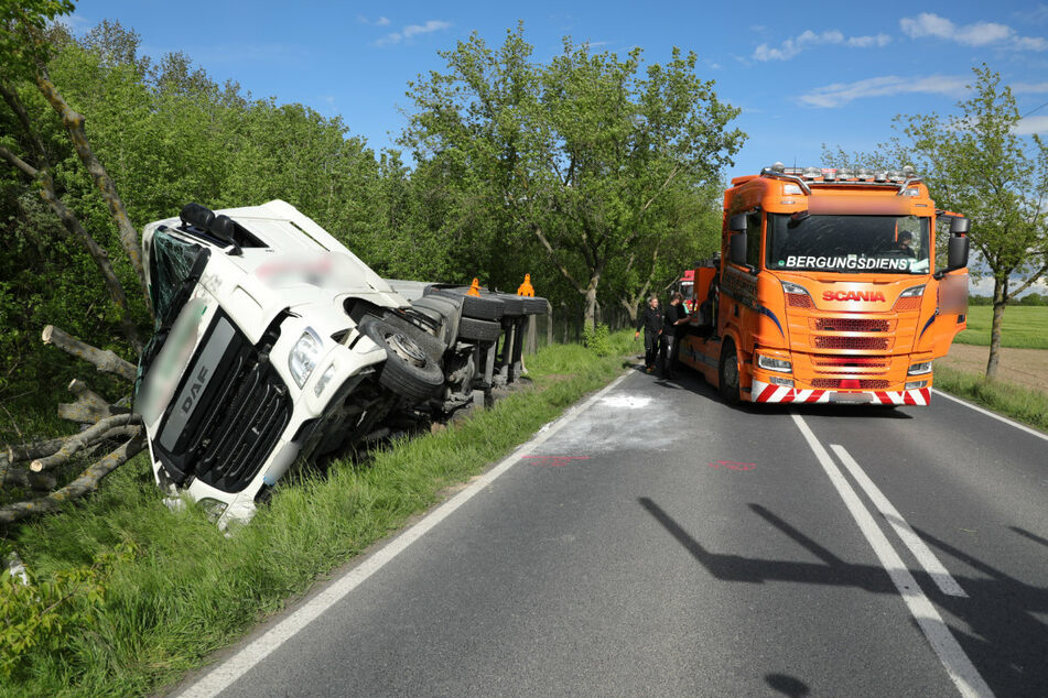 Der Lkw kam von der S177 ab und landete im Graben.