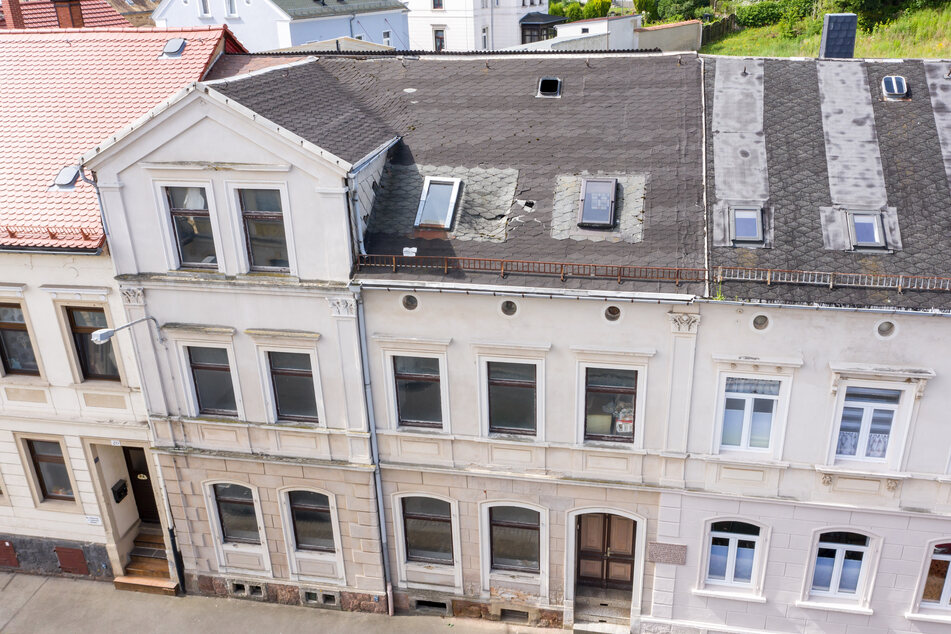 Löchriges Dach, bröckelnder Putz: In diesem immer mehr verfallenden Haus an der Friedrich-Naumann-Straße in Leisnig wurde der Hitler-Attentäter geboren.