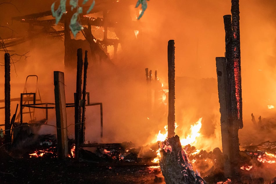 Großbrand im Erzgebirge: Mehrere Gartenhütten stehen in Flammen