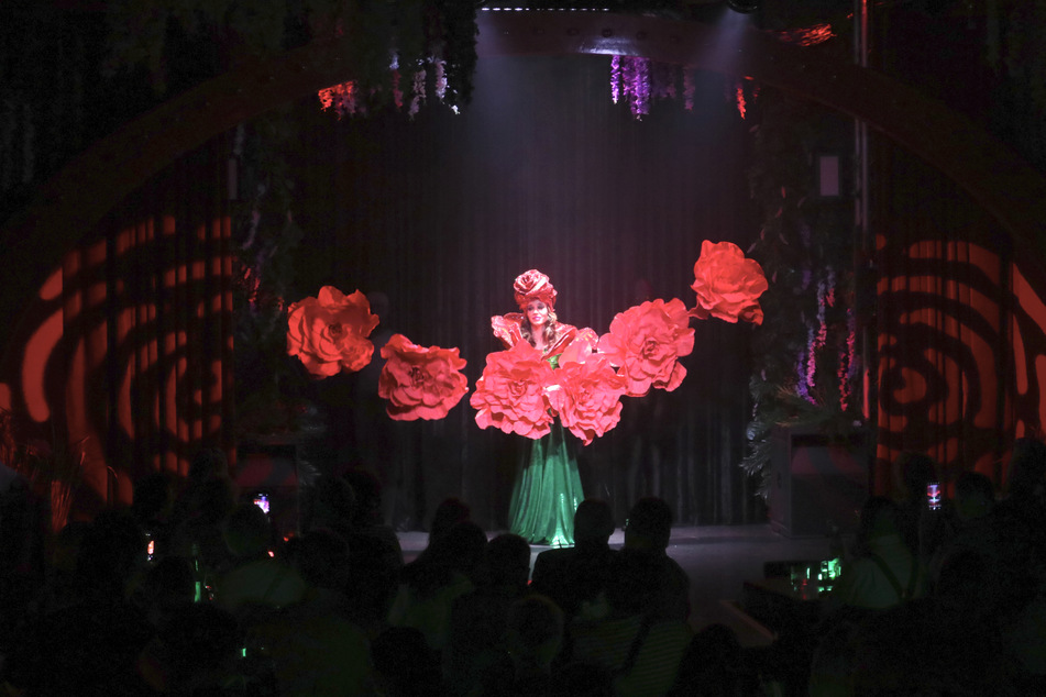 Die Performerin Melissa Alonso ist extra aus Brasilien eingeflogen, um Teil der Sommer-Show im Hamburger Pulverfass zu sein. In ihrer ersten Nummer wurden einzelne Lebensabschnitte mit dem Wachstum einer Blume verglichen und in unterschiedlichen Songs und Outfits dargeboten.