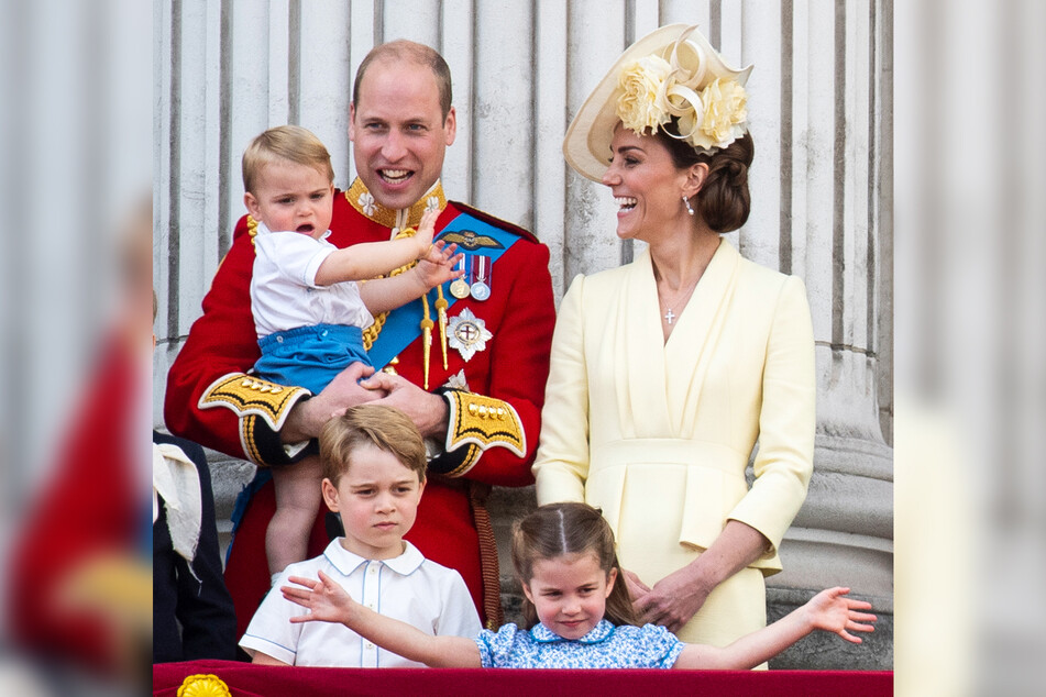 Der britische Prinz William (l.) steht mit Prinz Louis (auf dem Arm), seiner Frau Kate, Herzogin von Cambridge, und den Kindern Prinz George (l.) und Prinzessin Charlotte (r.) auf dem Balkon und schaut bei einer Zeremonie zu. (Archivbild)