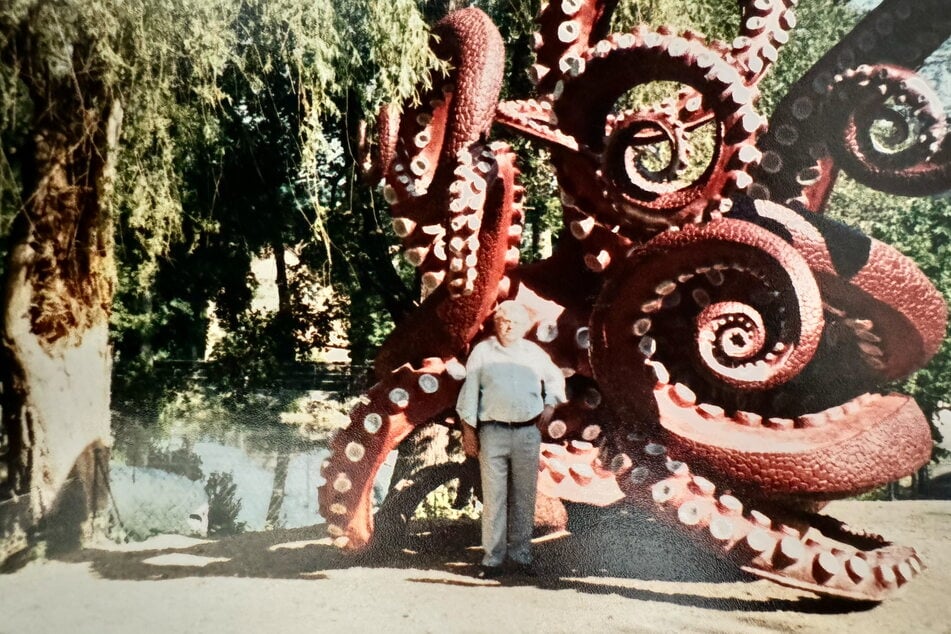 Der Bildhauer baute auch eine gigantische Krake. Sie musste eigens aus seinem Garten zum Urzeitpark gebracht werden.