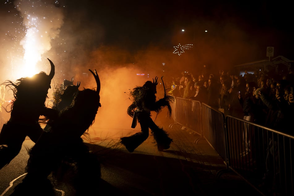 Time and again, there are unintentional altercations between the audience and performers during the parades. These often end in wounds or broken bones.