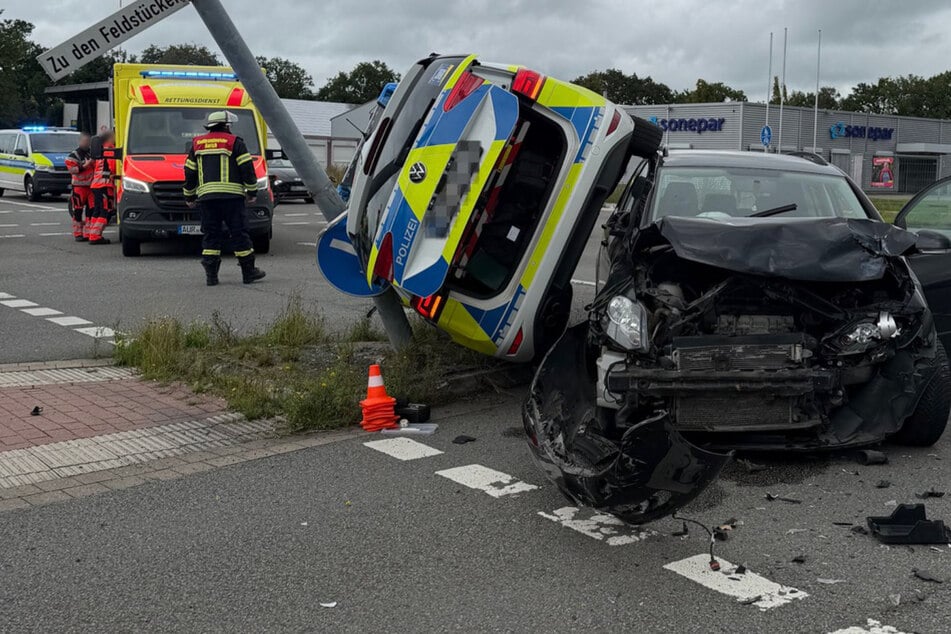 Schräg in der Luft: Polizeiauto und VW krachen ineinander