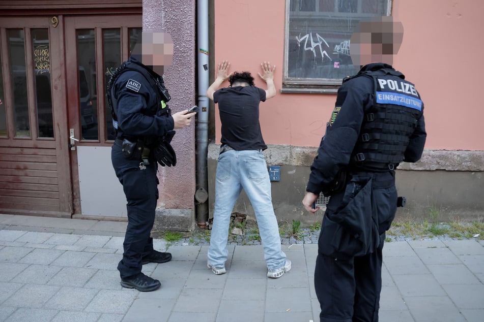 Die Polizei schnappte das Raub-Duo auf dem Sonnenberg. Der 16-jährige Syrer (im Bild) wurde vorläufig festgenommen. Er kommt nun vor den Haftrichter.