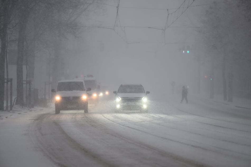 Am frühen Morgen mussten sich Autofahrer bei schlechter Sicht über die Leipziger Straße kämpfen.