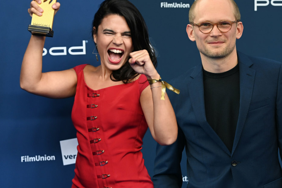 Die Schauspielerin Alina Serban (32, l) hält nach der Verleihung des Deutschen Schauspielpreis ihre Auszeichnung neben dem Schauspieler Bernhard Conrad (39). (Bildmontage)