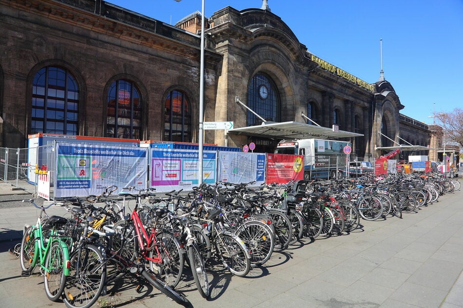Alles voller Räder: So chaotisch sah es Dienstagnachmittag vor dem Bahnhof aus.