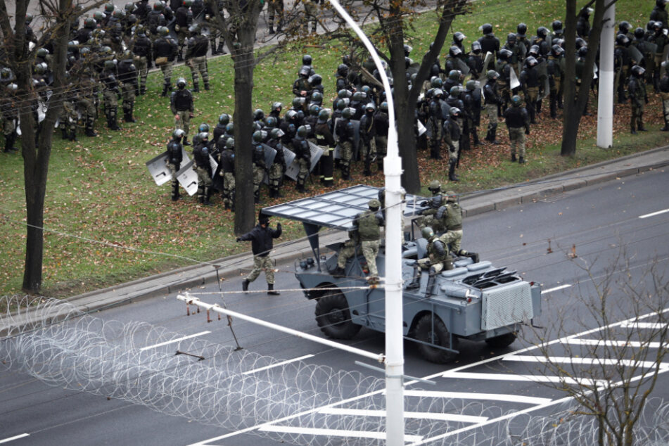 Minsk: Die belarussische Polizei errichtet eine Straßensperre während einer Protestkundgebung der Opposition gegen die offiziellen Ergebnisse der Präsidentschaftswahlen.