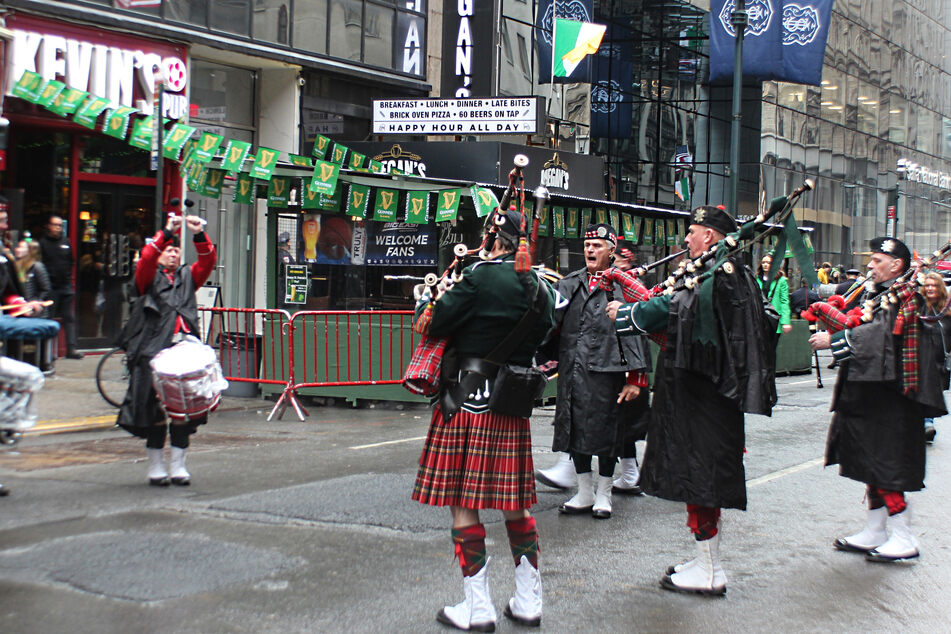 The American Highland Pipe Band performing on 44th Street.