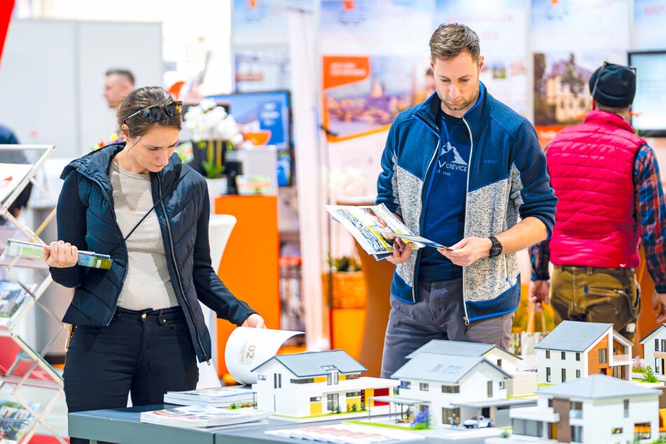 Das zentrale Thema "Bauen im ländlichen Raum" zieht besonders junge Interessierte zu den Ständen.