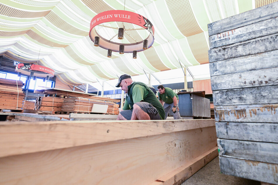 Die Aufbau-Arbeiten im Festzelt laufen auf Hochtouren.